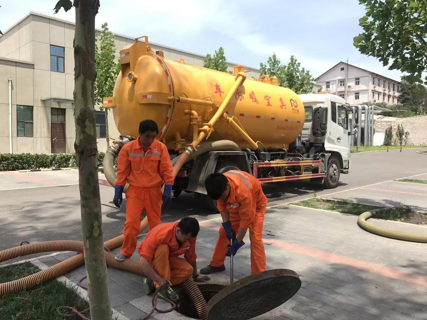 秀英管道疏通车停在窨井附近