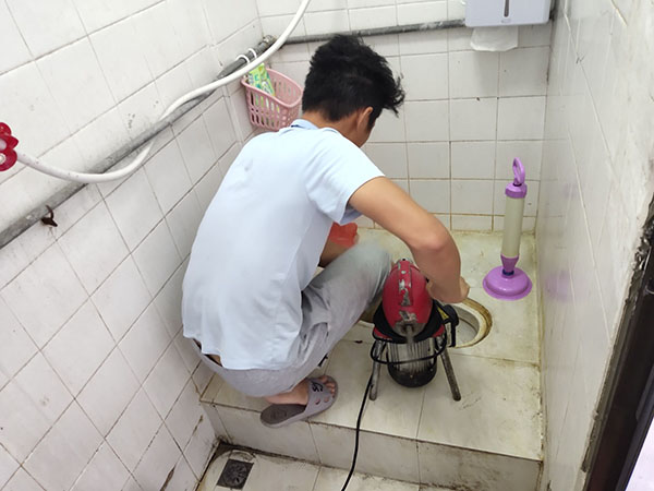 秀英管道堵塞冒臭气 专业师傅现场解决问题