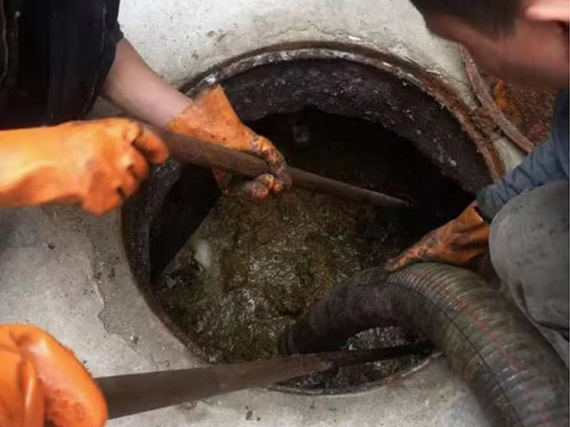 秀英清理化粪池时如何避免沼气的危害?